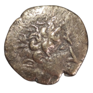 Statère d&rsquo;electrum à la joue ornée et à la lyre carnutes (régions de la beauce ) 1er siècle av-JC